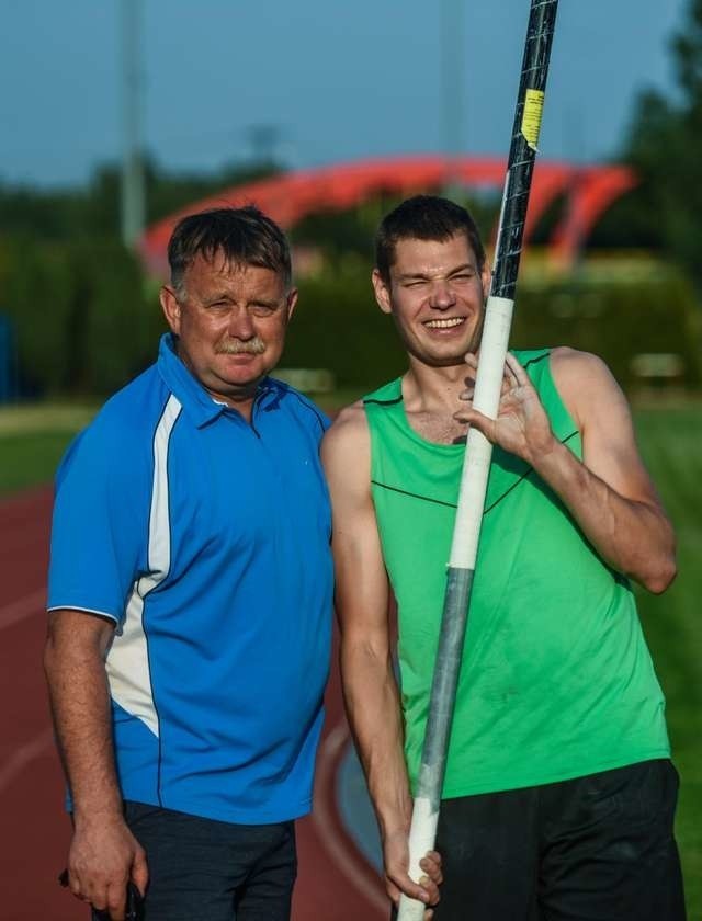 Paweł Wojciechowski wraz ze swoim trenerem Wiesławem Czapiewskim