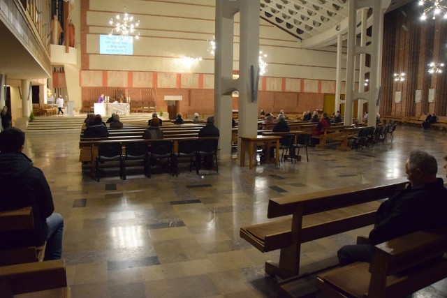 W sanktuarium świętego Józefa Robotnika w Kielcach w sobotę o godzinie 18 poniżej 50 osób uczestniczyło w mszy świętej. Wierni siedzieli w zalecanych odległościach od siebie, stosując się do zaleceń w związku z pandemią koronawirusa.