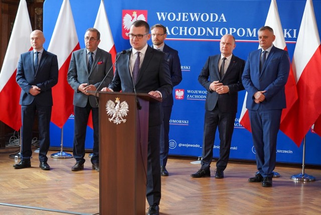 Konferencja prezydentów Koszalina, Szczecina, Świnoujścia i Stargardu oraz wojewody Zbigniewa Boguckiego i wiceministra Pawła Szefernakera odbyła się w Urzędzie Wojewódzkim w Szczecinie.