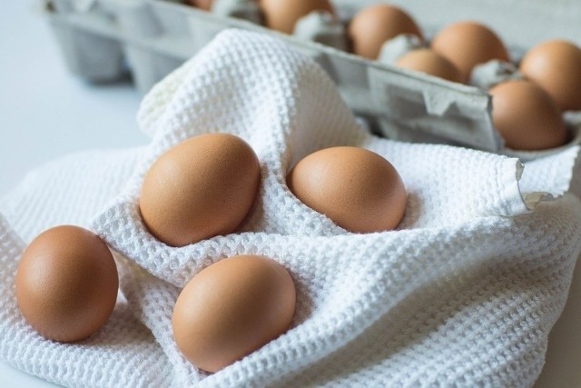 Jajka na miękko to najzdrowsza postać jajek. Ten sposób przygotowania pozwala w większości zachować cenne składniki odżywcze, które nikną przy nadmiernej obróbce termicznej. Sprawdź, jakie właściwości mają jajka na miękko. To się dzieje z organizmem, gdy je jesz. Szczegóły w naszej galerii.