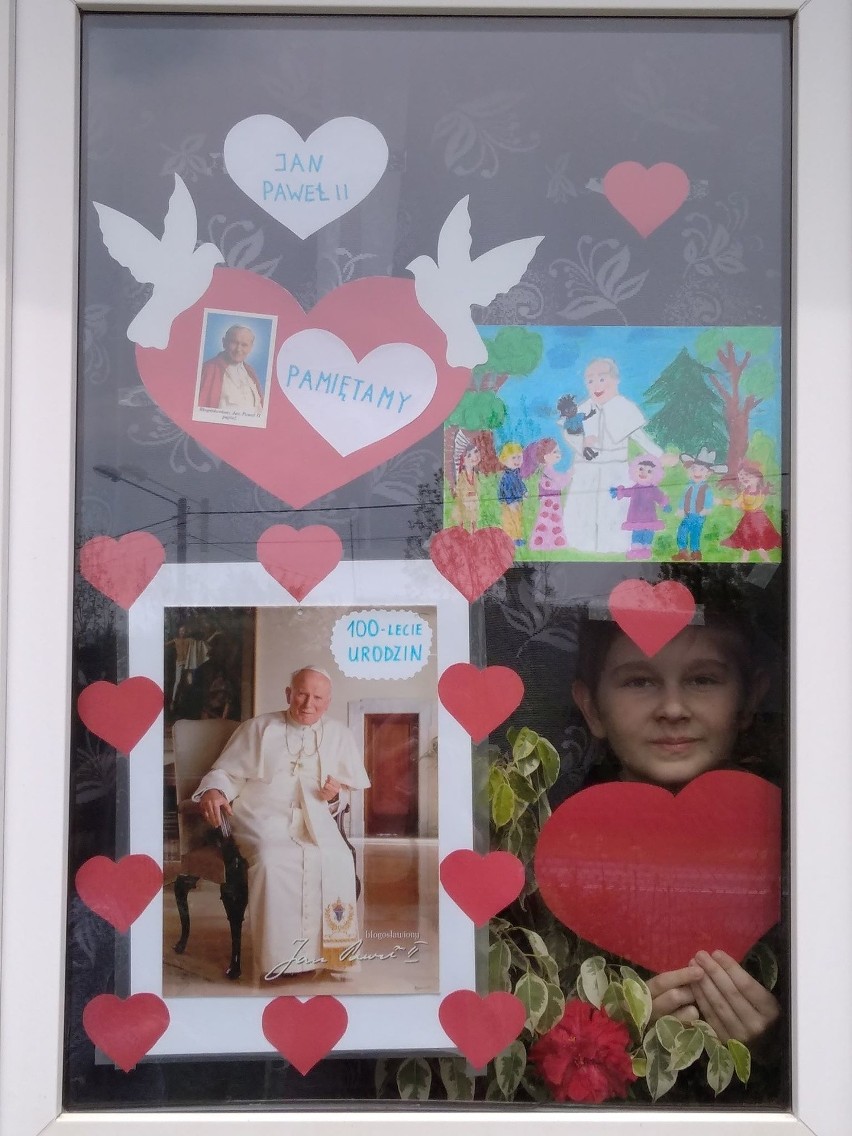 Dzieci ze szkoły w Kobylanach uczciły urodziny patrona szkoły, świętego Jana Pawła II. ZOBACZ ZDJĘCIA