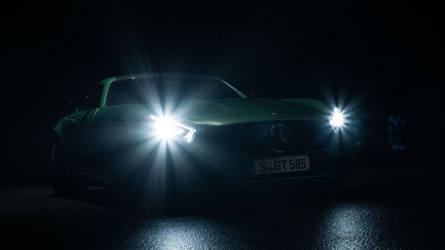 Mercedes AMG GT R Zadaniem nowego auta będzie wypełnienie luki pomiędzy AMG GT S i AMG GT Black Series. Wiadomo, że nowy pakiet aerodynamiczny obejmie m.in. tylne skrzydło, przedni zderzak oraz obudowy lusterek.Fot. Mercedes