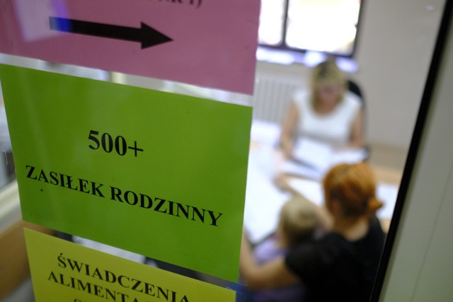 Pracownicy Ośrodka Pomocy Społecznej w Sokółce wypłacili M.N. 500 zł w lipcu ubiegłego roku.