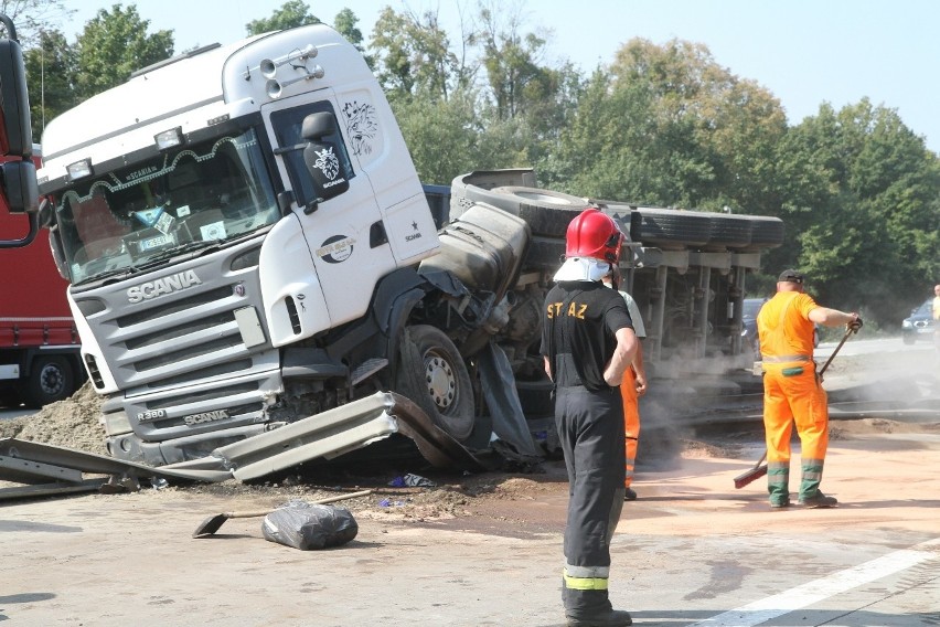 Wypadek na A4: Ciężarówka przebiła barierki i leży w poprzek drogi. Kruszywo i olej napędowy na jezdni [ZDJĘCIA]