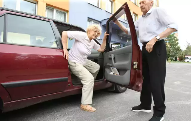 79-letnia pani Eugenia leczy się w kilku szpitalach we Wrocławiu. Przy niektórych placówkach nie ma wystarczającej ilości  miejsc parkingowych. W takiej sytuacji niezbędna jest karta parkingowa.