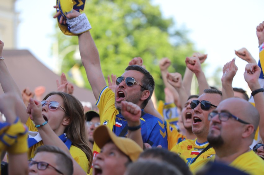 Tłumy kibiców na Rynku w Kielcach kibicowali Łomży Vive Kielce w finale Ligi Mistrzów z Barcą. Doping był niesamowity! Zobaczcie zdjęcia!