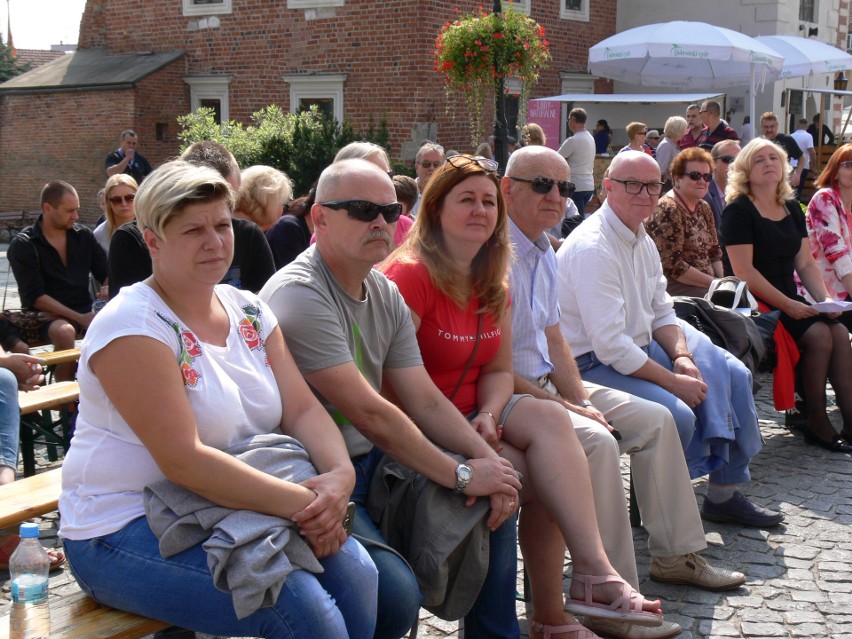 Ponad 60 osób czytało przed Kamienicą Oleśnickich w Sandomierzu "Przedwiośnie" Stefana Żeromskiego. Przyszli mieszkańcy, urzędnicy i turyści