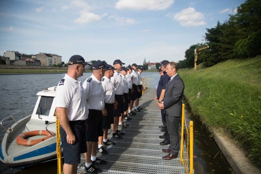 Policjanci z komisariatu wodnego dostali nagrody za pomoc w walce z żywiołem [ZDJĘCIA] 