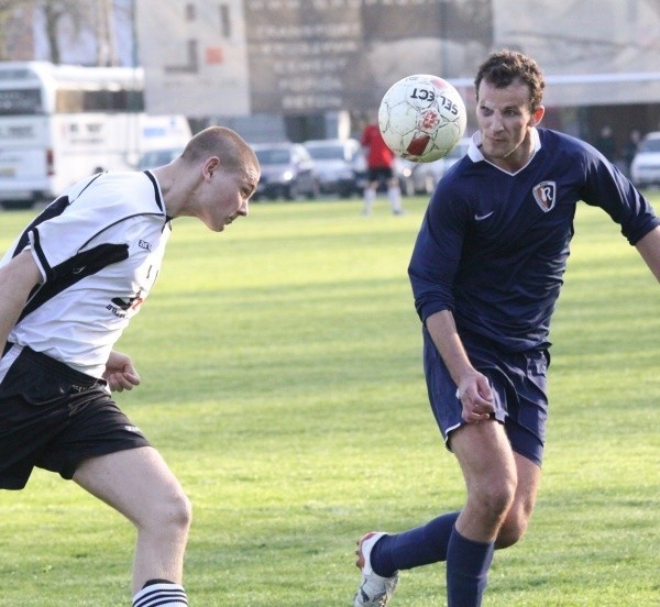 Obrońca Ruchu Zdzieszowice Rafał Jakubczak (z prawej) wraz z kolegami z zespołu gra dziś na własnym stadionie. Michała Nogę i drużynę Rajfela Krasiejów czeka natomiast mecz wyjazdowy.