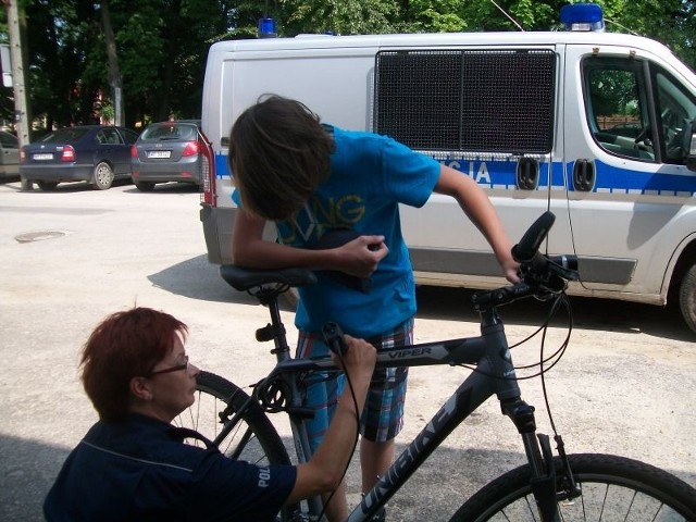 Przysuscy policjanci grawerują na rowerach specjalne numery. 