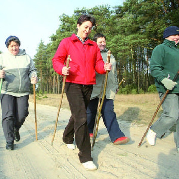 Codziennie, ok. godz. 19 panie z Miedzna w gminie Osie wyruszają w trasę. Chwalą sobie nordic walking, bo nie tylko poprawia kondycję. Codzienna wyprawa jest dobrą okazją do plotek z sąsiadkami. Na ich cześć, trasa z Miedzna zyskała miano kobiecej.