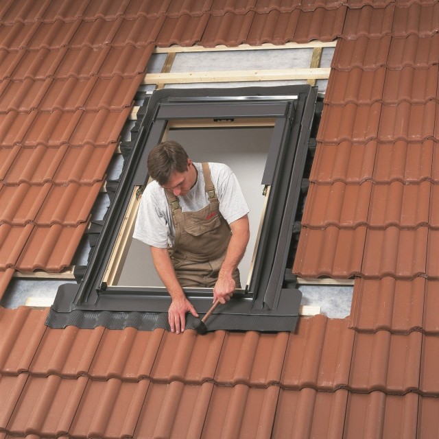 Podczas montażu okna dachowego trzeba przestrzegać instrukcji producenta. Przyda się też doświadczenie, dlatego tę pracę warto zlecić fachowcowi.