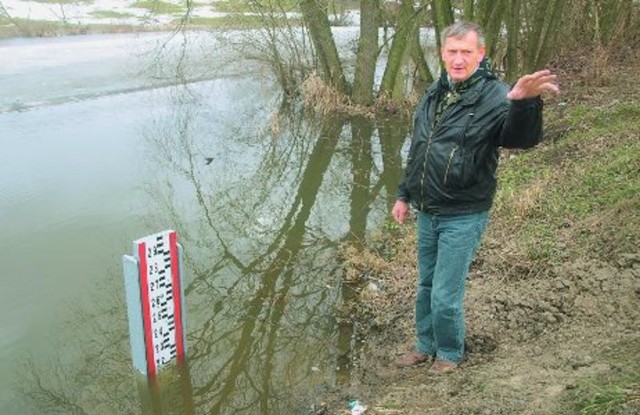 Elgiszewo: Rzeka przekroczyła tu stan alarmowy. - Ale nie powinna zalać gospodarstw - uspokaja sołtys Marek Beyger.