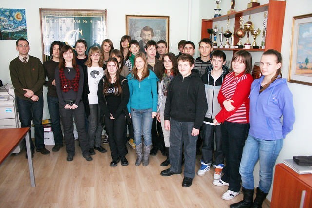 Grupowe zdjęcie uczniów "Czwórki" - finalistów wojewódzkich konkursów