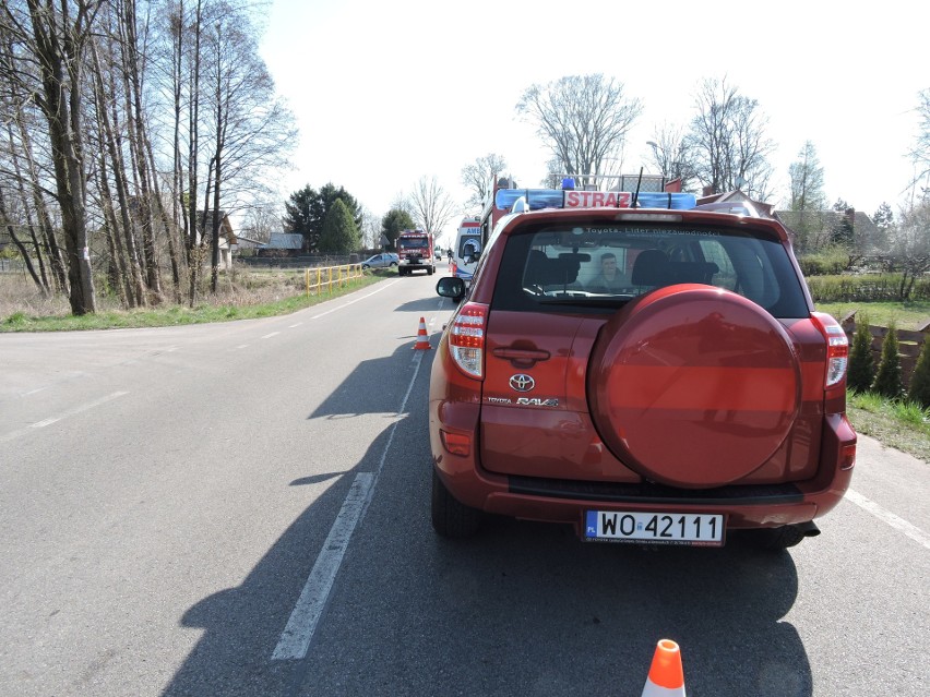Wypadek w Kamiance gmina Rzekuń. Motocykl uderzył w maszt i wpadł na posesję. Motocyklista w szpitalu, pasażer z lekkimi obrażeniami