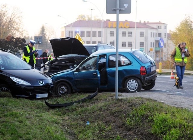 Wypadek w Krośnie. Jedna osoba nie żyjePolicjanci i prokurator pracują na miejscu wypadku, do którego doszło dziś przed godz. 16 w Krośnie.