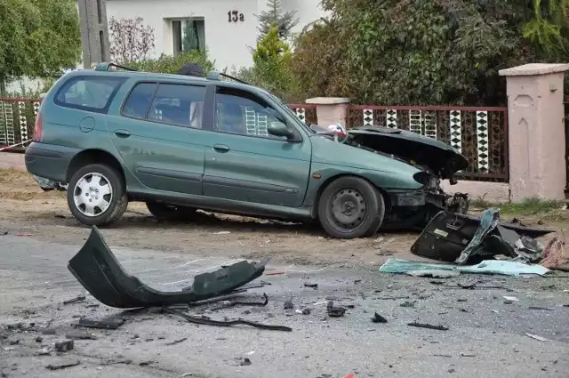Do wypadku doszło dzisiaj rano, ok. godz. 6.15, na ulicy Lublinieckiej w Oleśnie, która jest fragmentem drogi krajowej nr 11. Renault megane zderzyło się czołowo z ciężarowym DAF-em. 58-letni kierowca renault, mieszkaniec powiatu lublinieckiego, zginął na miejscu.[yt]PrReipVXNgM[/yt]