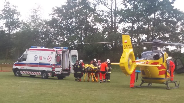 Po 23-letniego poszkodowanego przyleciał śmigłowiec Lotniczego Pogotowia Ratunkowego, który lądował na stadionie Motoru Praszka.