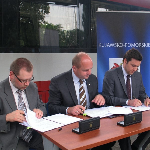Umowę dotyczącą wagonów w Chełmży podpisali (od lewej): Marek Ostrowski z PKP PR, marszałek Piotr Całbecki i Fabien Courtellemont z Arrivy PCC