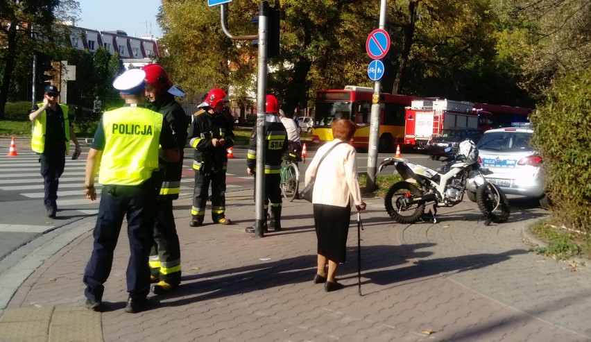 Wypadek na Wyszyńskiego. Motocyklista jest ranny [ZDJĘCIA]