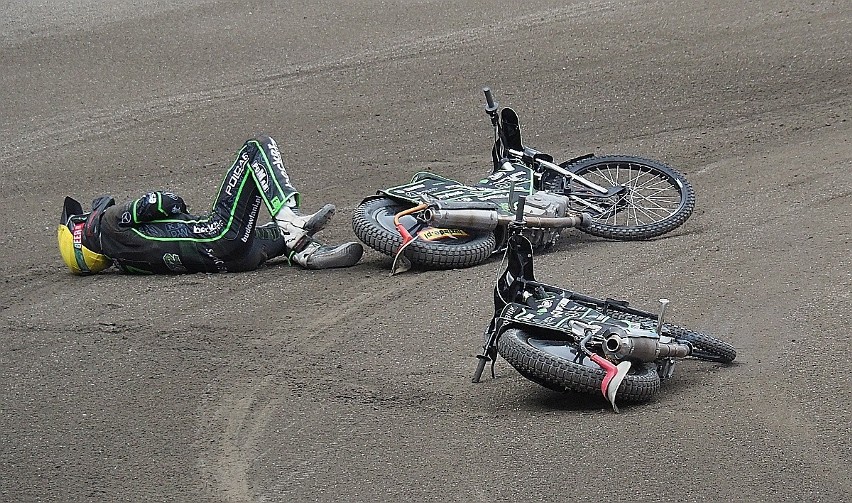 Groźny wypadek na Moto Arenie w Łodzi. Przejechał po nim kolega z drużyny. Młodego żużlowca do szpitala odwiozła karetka. Zdjęcia