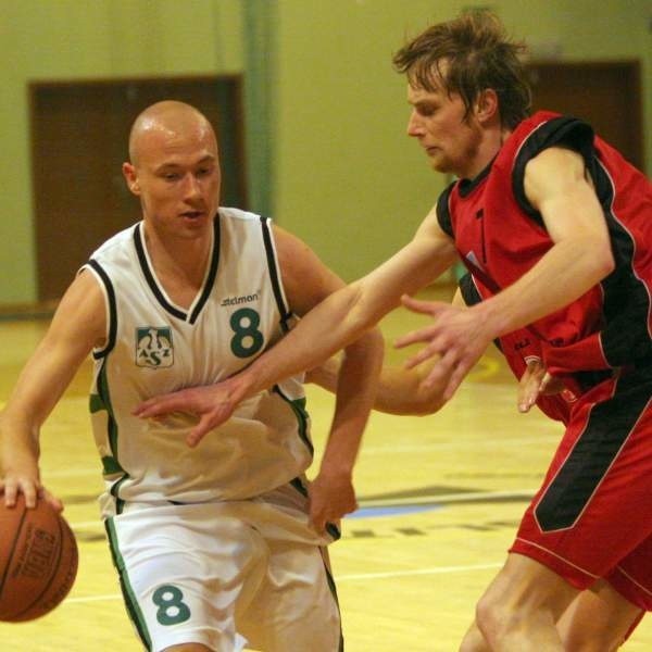 Dawid Mikina (z lewej), gracz Politechniki Radomskiej, gdzieś zatracił swoją dawną skuteczność.