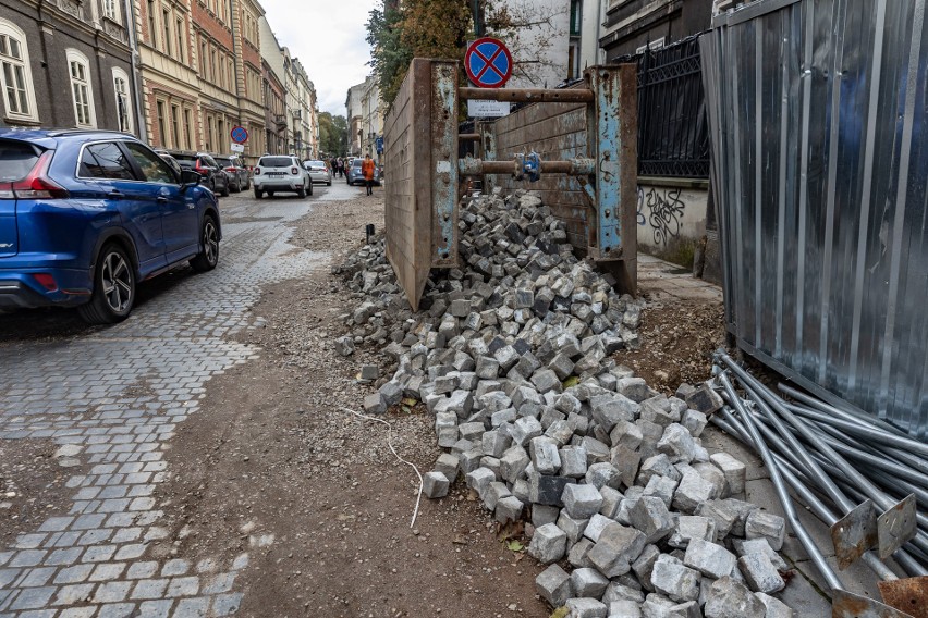 Kraków. Pojawiła się już kostka na ul. Krupniczej, ale remont wciąż utrudnia życie mieszkańcom i przedsiębiorcom [ZDJĘCIA]