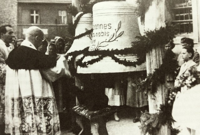 Nowe dzwony na wieży kościoła w lzbicku zawisły dopiero w 1957 r. Na zdjęciu uwieczniono moment ich poświęcenia.