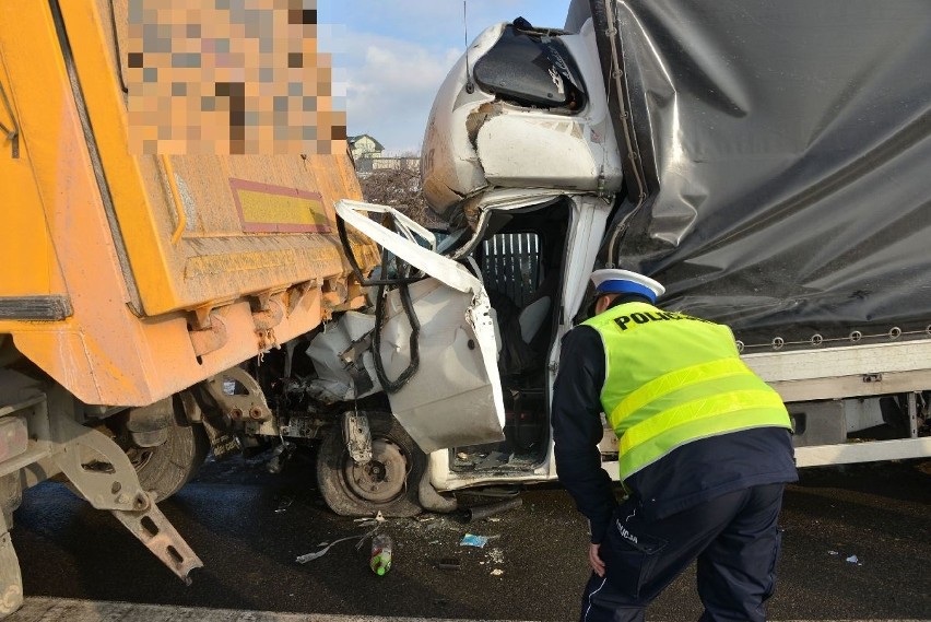 Wypadek w Kostomłotach. Bus zmiażdżony przez TIR-y  