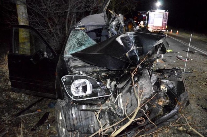 Auto uderzyło w drzewo w Kokoszkowach. Nie żyje mężczyzna [ZDJĘCIA]