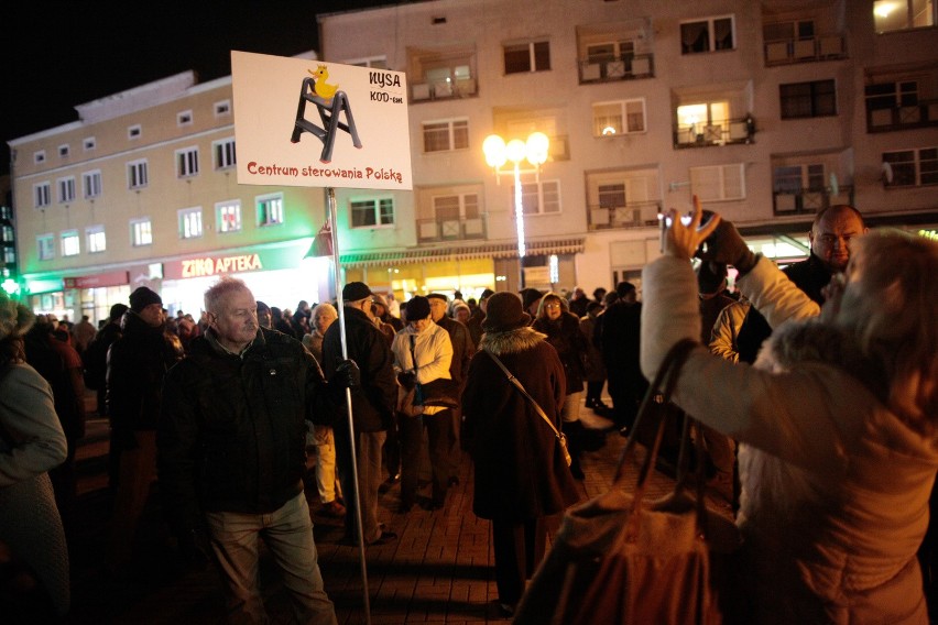 Kilkaset osób przyszło na plac Wolności w Opolu.