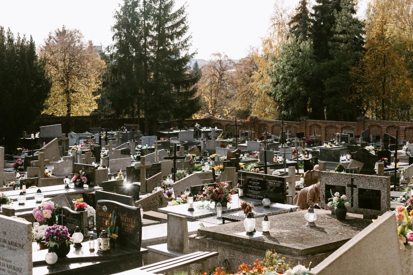 Rzeszowianie sprzątają groby na Cmentarzu Pobitno. Coraz bliżej Wszystkich Świętych [ZDJĘCIA]