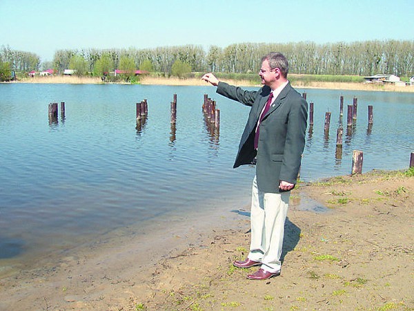 Burmistrz Kędzierski zapewnia, że pomost odbudują przed  sezonem.