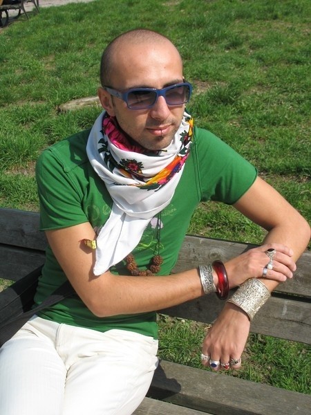 Krzysztof Cieślik nosi się jak artysta, na palcach ma wiele pierścionków, przywiezionych z Azji, na szyi wiąże kolorowe chusty.