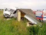 Kraksa w powiecie buskim. Mercedesem wjechał w przystanek 