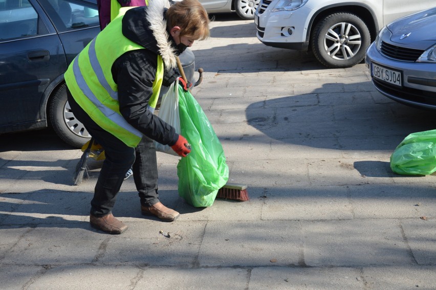 Śmieciowisko, petowisko na placu Krofeya w Bytowie.