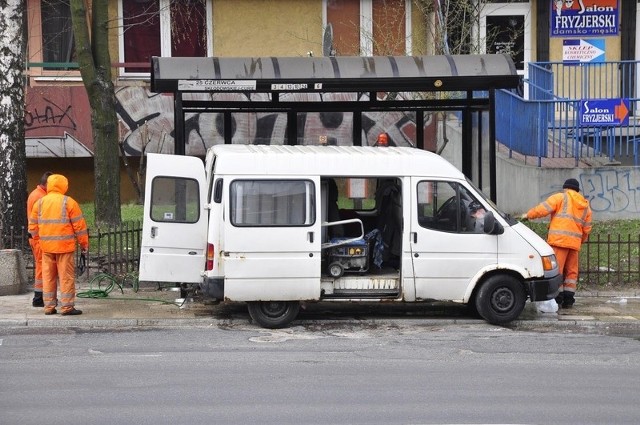 Wiosenne mycie wiat rozpoczęło się w poniedziałek. W piątek czyszczone były te z ulicy 25 Czerwca.