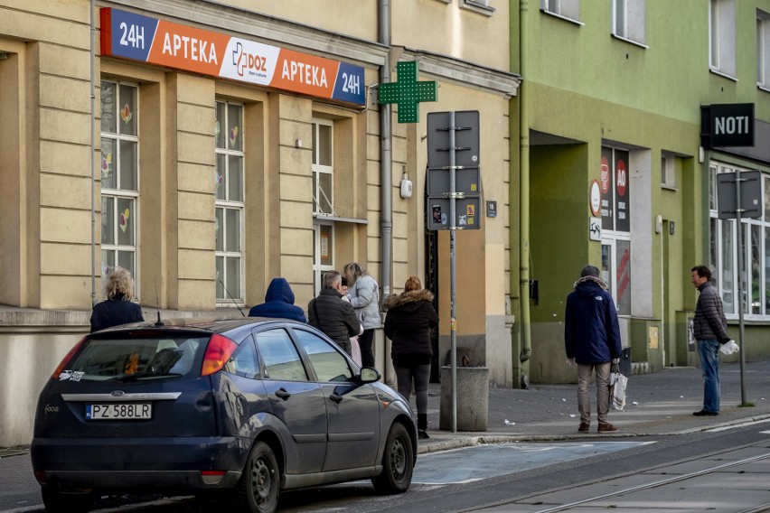 Koronawirus w Poznaniu. Jak działają sklepy, apteki i urzędy? Wprowadzono specjalne środki bezpieczeństwa