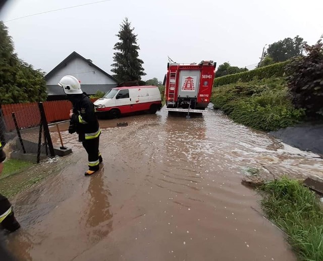 Burze, które przeszły nad gminą Wieliczka od nocy ze środy na czwartek (15 lipca) wyrządziły wiele szkód. Przy ich usuwaniu pracują strażacy z PSP oraz prawie wszystkich jednostek OSP w gminie