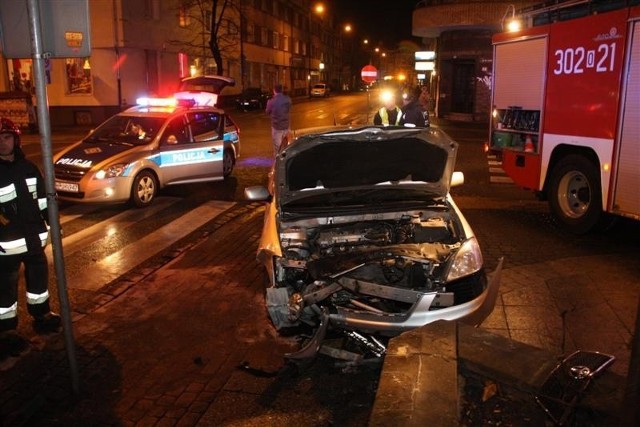 Uderzona w bok toyota wpadła na niski murek.