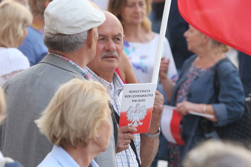 Wielka manifestacja w centrum Kielc „Wolne Sądy” z tysiącami uczestników  