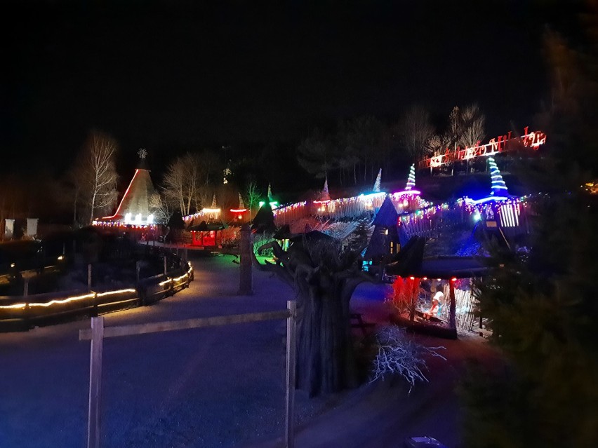 Wioska Świętego Mikołaja w Bałtowie już gotowa! Czeka na gości od piątku, 4 grudnia. Prezentuje się fantastycznie [ZDJĘCIA]