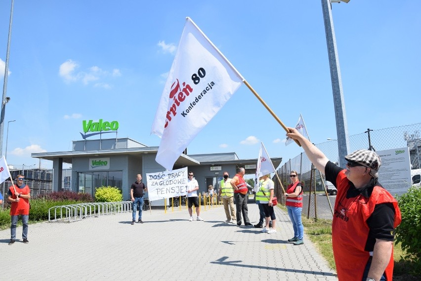 Protest przed bramą firmy Valeo w Skawinie w sprawie braku...