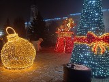 Plac Bema w Ostrołęce też wygląda świątecznie. 10.12.2021 pojawiły się nowe ozdoby. Zdjęcia