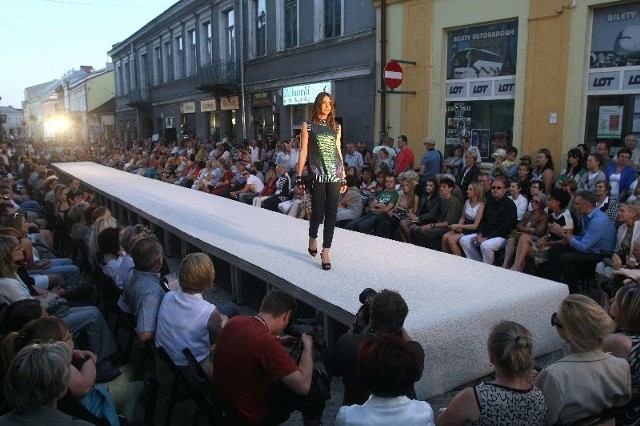 Pokaz mody zorganizowany na ulicy Dużej w ramach Off Fashion spotkał się z dużym zainteresowaniem kielczan.