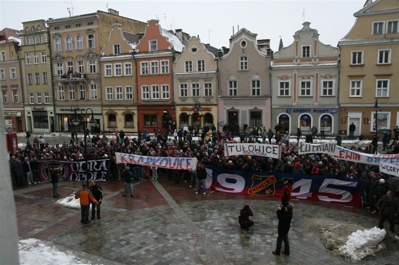 Przed opolskim ratuszem w poniedzialek manifestowali kibice...