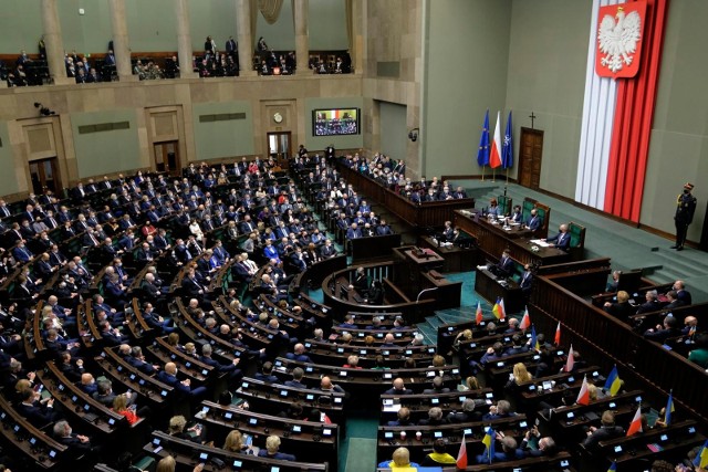 Oto najpopularniejsi posłowie IX kadencji Sejmu. Internauci najczęściej szukają ich w sieci.Przejdź do rankingu --->