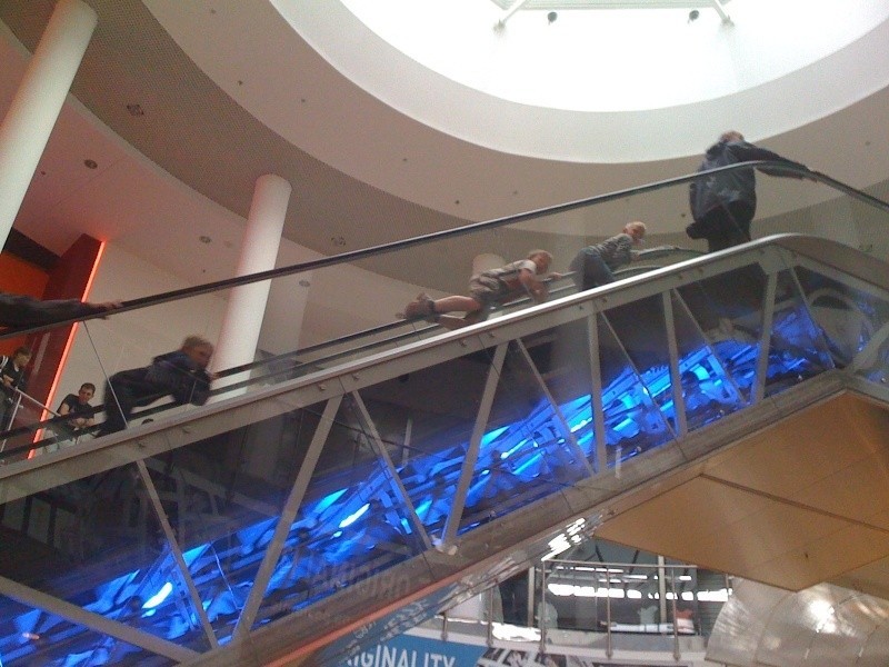 Galeria Biała: Tragedia czaiła się na ruchomych schodach. Gdzie była ochrona? (zdjęcia)