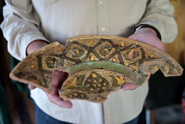 Fragment talerza z drugiej połowy XVI wieku odnalezionego na Kalinowszczyźnie 