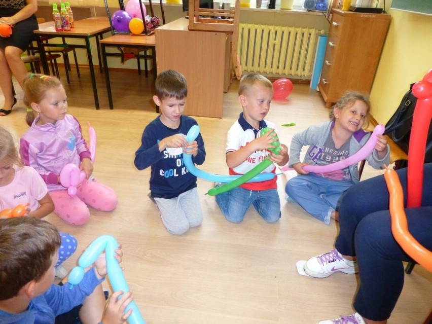 Dzieci zrobiły odlotowe wyścigi balonowe. Balony...